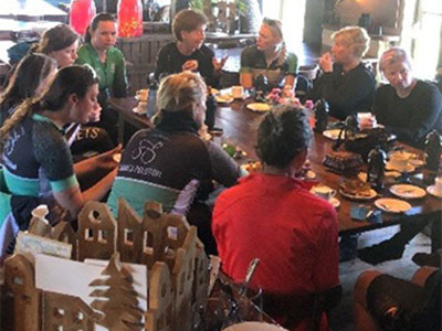 Groep mensen tijdens een bedrijfsuitje bij Koffiepunt 40