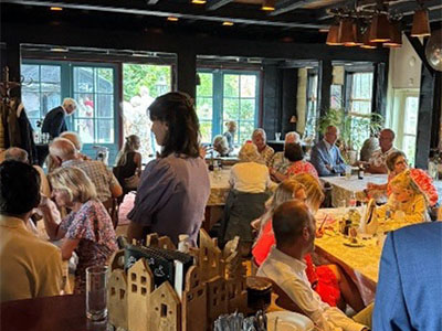 Gezellige borrel met meerdere mensen binnen bij Koffiepunt 40