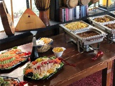 Walking diner met schalen salades en eten op tafel bij Koffiepunt 40