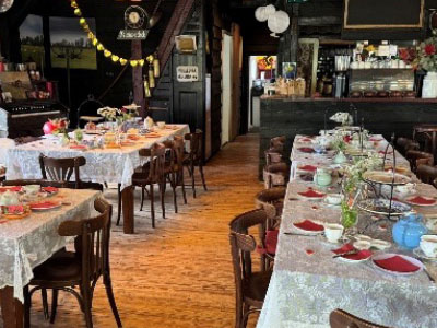 Hight Tea met een tafel vol met kleine versnaperingen bij Koffiepunt 40
