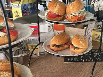 Luxe belegde broodjes op een etagiere